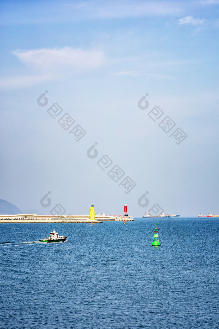 蓝色海面码头港口摄影图