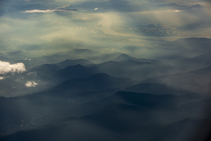 云端之下秀美山川河里摄影图