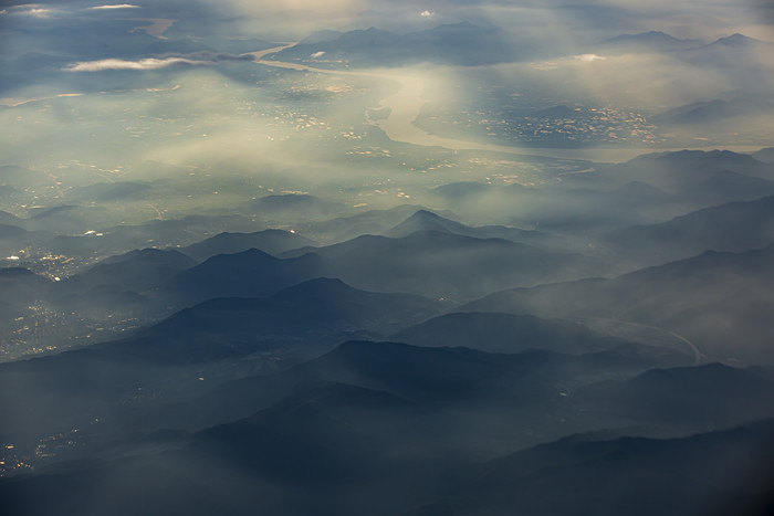 云端之下秀美山川河流摄影图