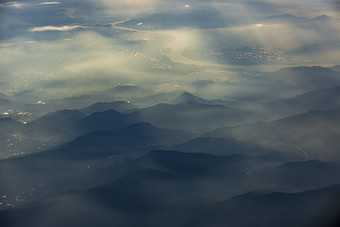云端之下秀美山川河流摄影图
