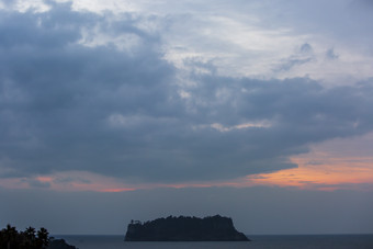 夜晚来临海上晚霞摄影图