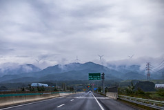 雨后雾气朦胧延伸公路摄影图