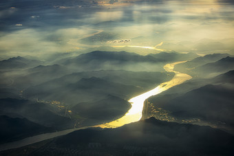 金色云端之下山川河流摄影图