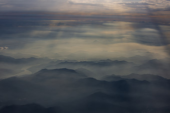云端之下秀美山川摄影图