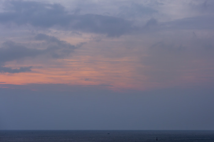 海边晚霞夜晚来临摄影图