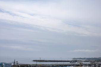 多云朦胧海边港口摄影图