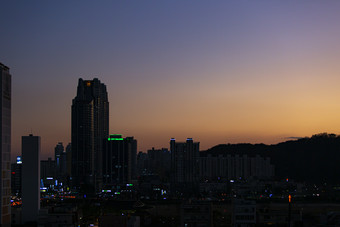 城市落日余晖摄影图