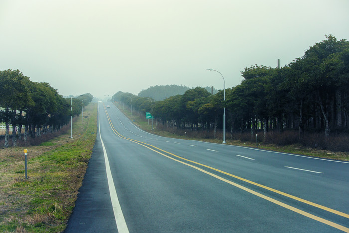 昏暗延伸高速公路摄影图