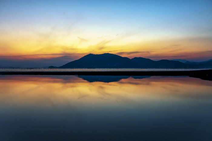 海上落日幻影晚霞摄影图