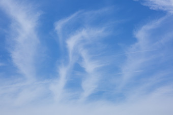 纯净碧蓝天空白云点缀摄影图