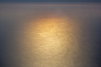 海面黄慧落日余晖摄影图