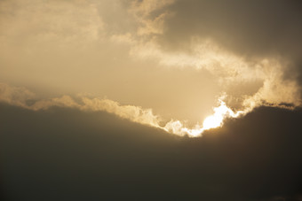 太阳进入云层摄影图