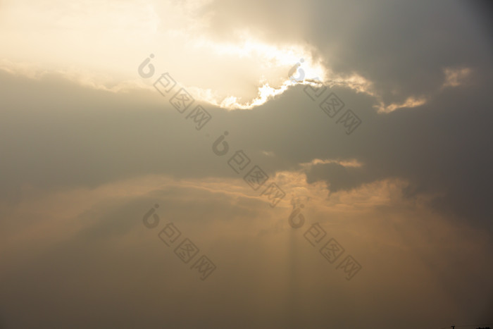 乌云太阳光线摄影图