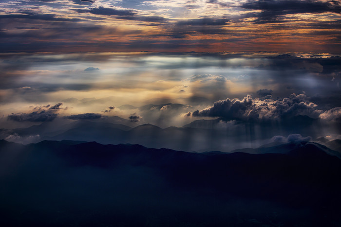 绝美壮阔云端山川自然摄影图