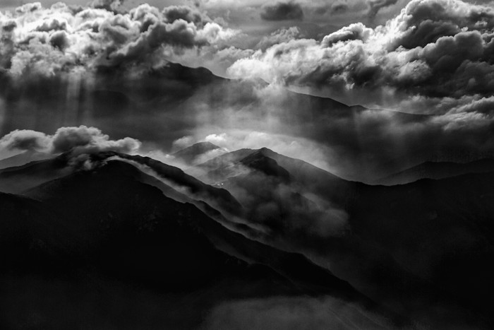 黑白壮阔云端山川摄影图