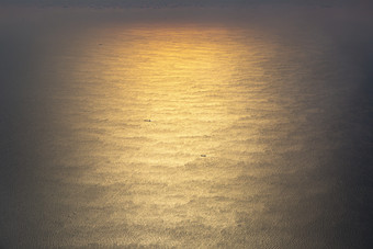 海面落日余晖摄影图