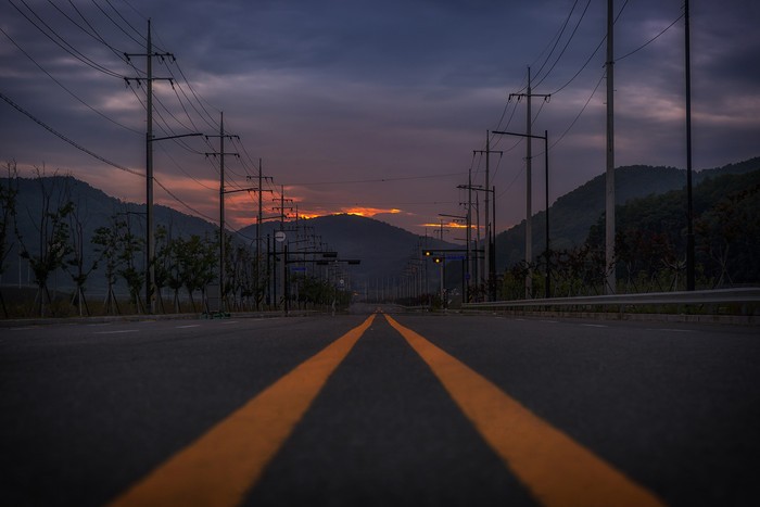 夜晚的电线杆和公路