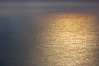 海上落日余晖摄影图