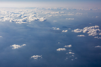 美丽碧蓝空中云朵摄影图