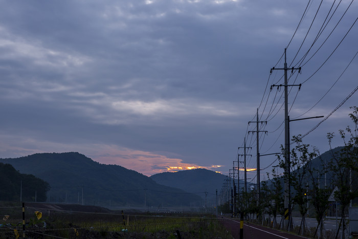 夜晚的电线杆