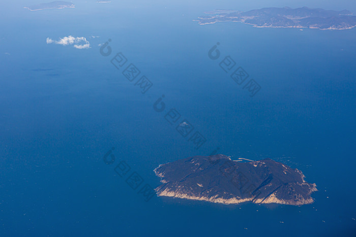 碧蓝空中拍摄海岛摄影图