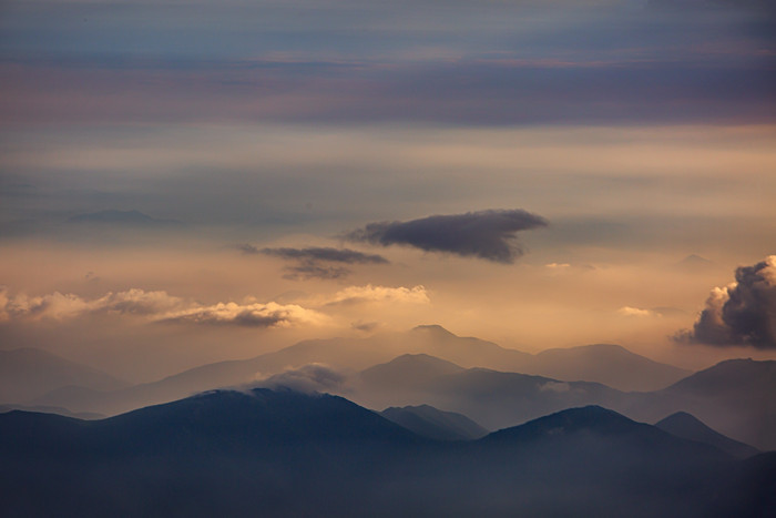 绝美壮阔云端山川摄影图