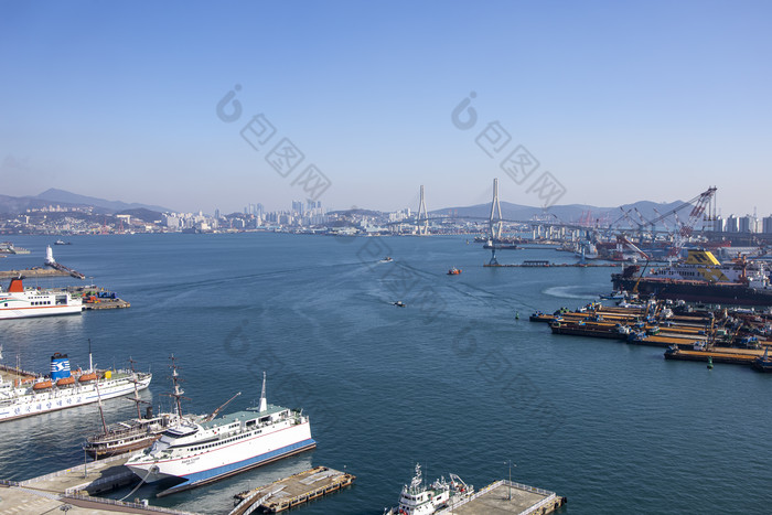 繁华海边城市船只摄影图