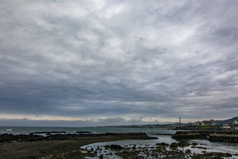 壮阔海岸边滩涂地摄影图