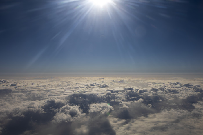 飞机航拍烈日平流层摄影图