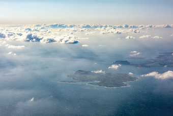 碧蓝海岛海面云朵空中摄影图