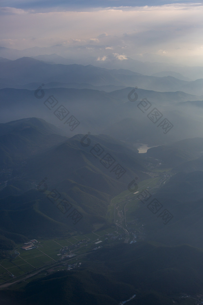 大雾中的高山