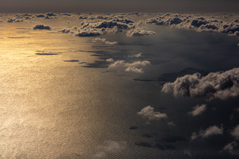 海上日落天空漂浮云朵摄影图