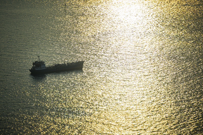 海上落日轮船摄影图