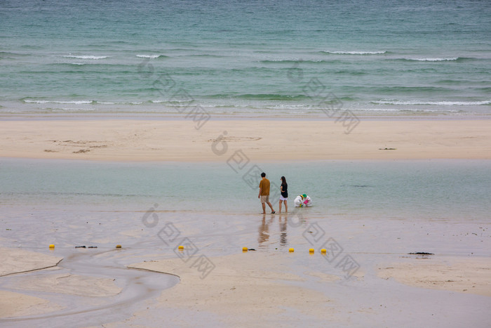 海边沙滩游客漫步摄影图