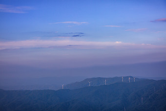 辽阔山巅<strong>风力发电机</strong>摄影图