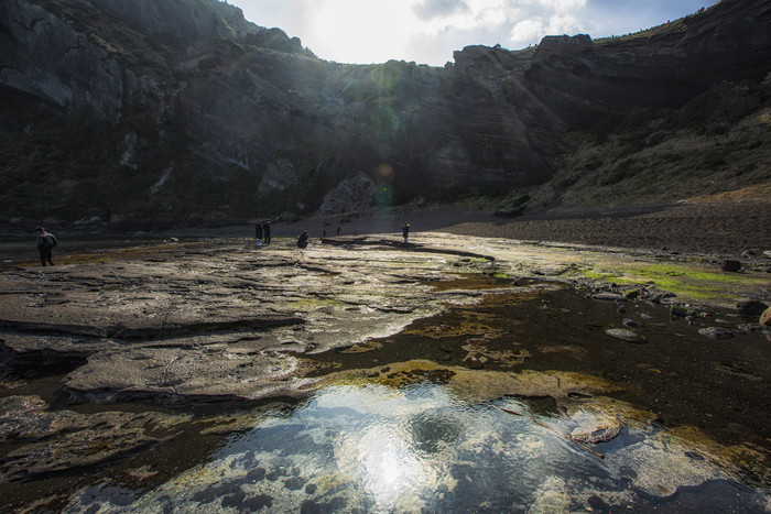 火山地质湖边摄影图