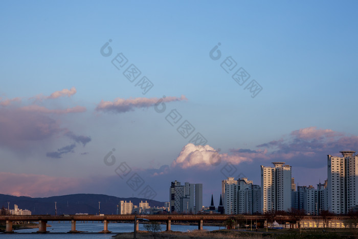 海边高楼城市摄影图