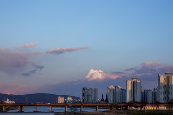 海边高楼城市摄影图