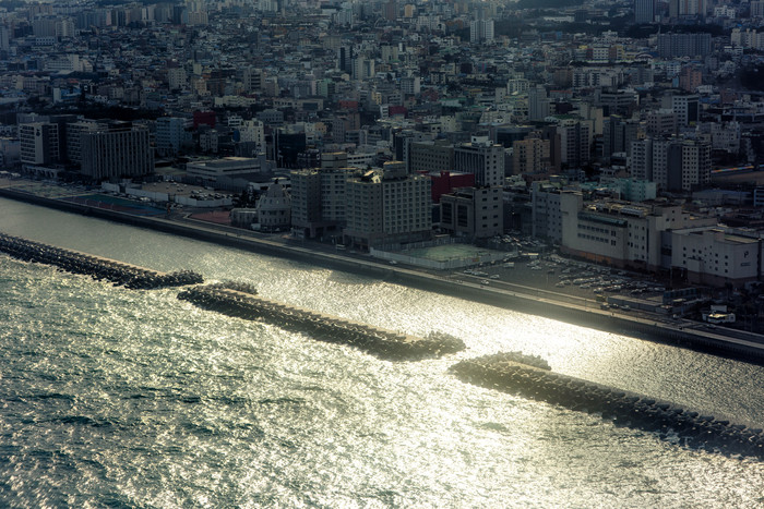 航拍海边城市阳光海面摄影图