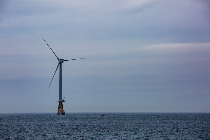 海面大型风力发电机摄影图