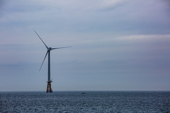 <strong>海面</strong>大型风力发电机摄影图