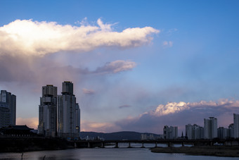 海边<strong>繁华城市</strong>建筑摄影图