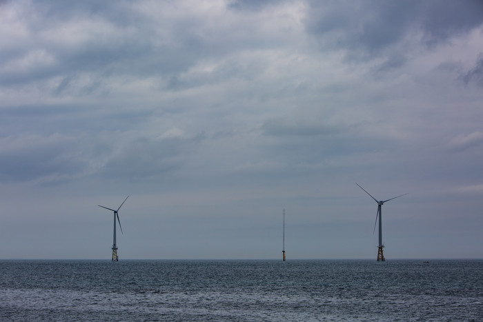 风力发电机海面摄影图