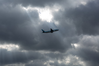 高空飞机客机摄影图