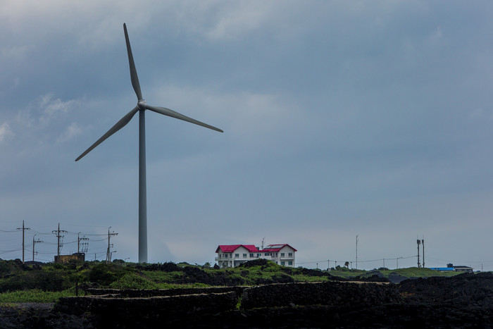 简约海岸风力发电机摄影图