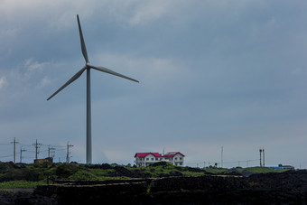 简约<strong>海岸</strong>风力发电机摄影图