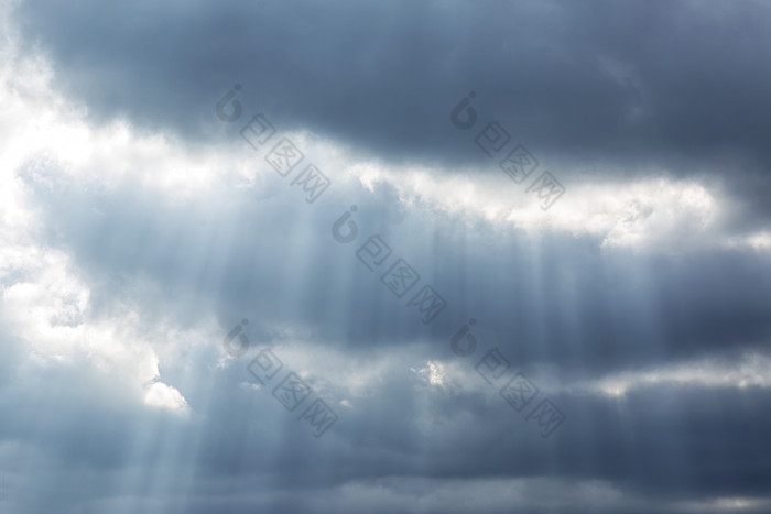 阳光穿越云层自然摄影图