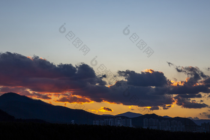 城市天边晚霞自然风景摄影图