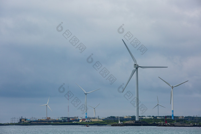 海面巨大风力发电摄影图