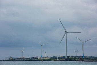 海面巨大风力发电摄影图